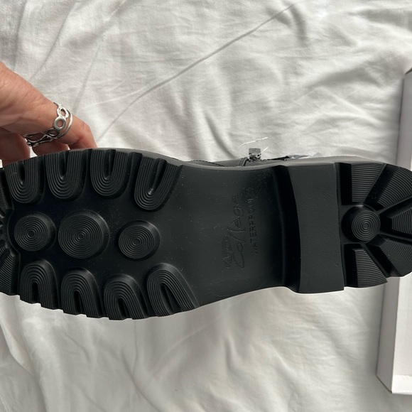 Leather, waterproof boots, NWT in women’s size 11. - Picture 3 of 4